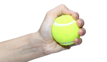Mačkání tenisového míčku
