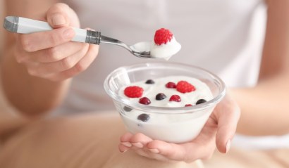 Miska s jogurtem a ovocem