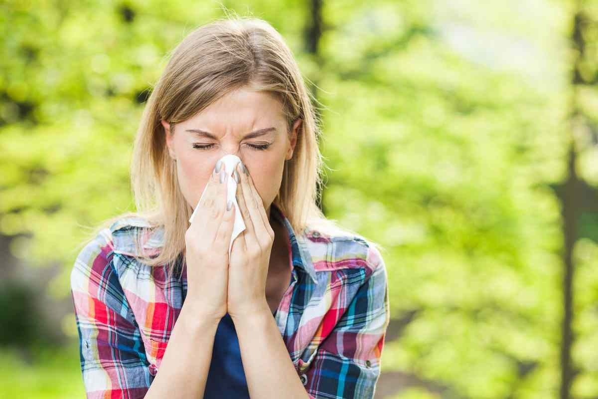 Žena s alergií na pyly