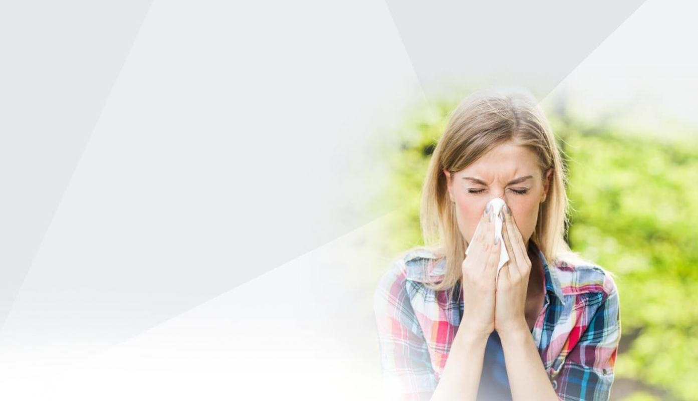 Žena s alergií na pyly