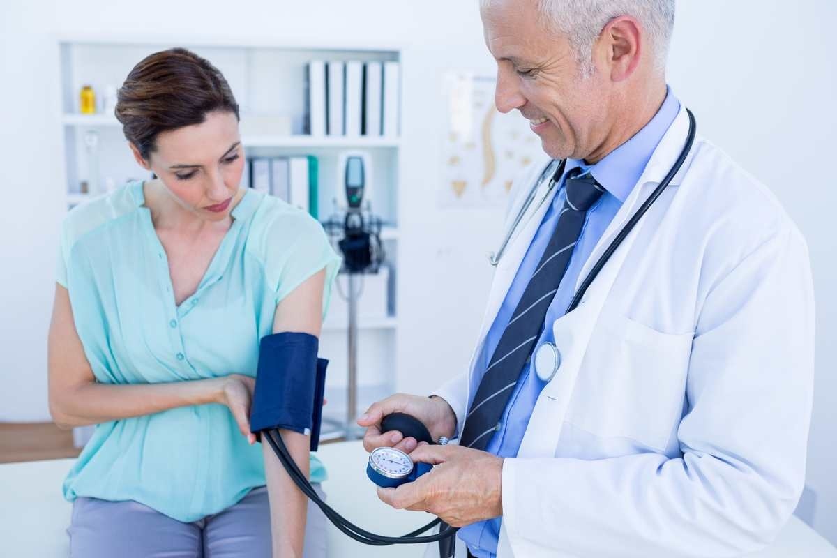 Příznaky srdečních chorob - měření krevního tlaku